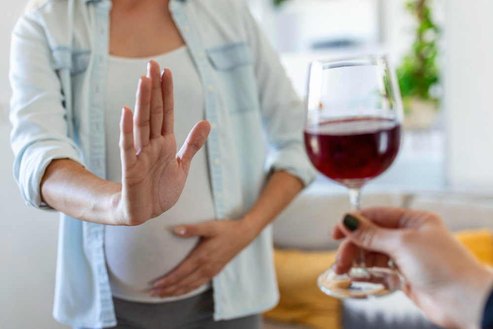 Mulher grávida recusando bebida pois teme a síndrome alcoolica fetal