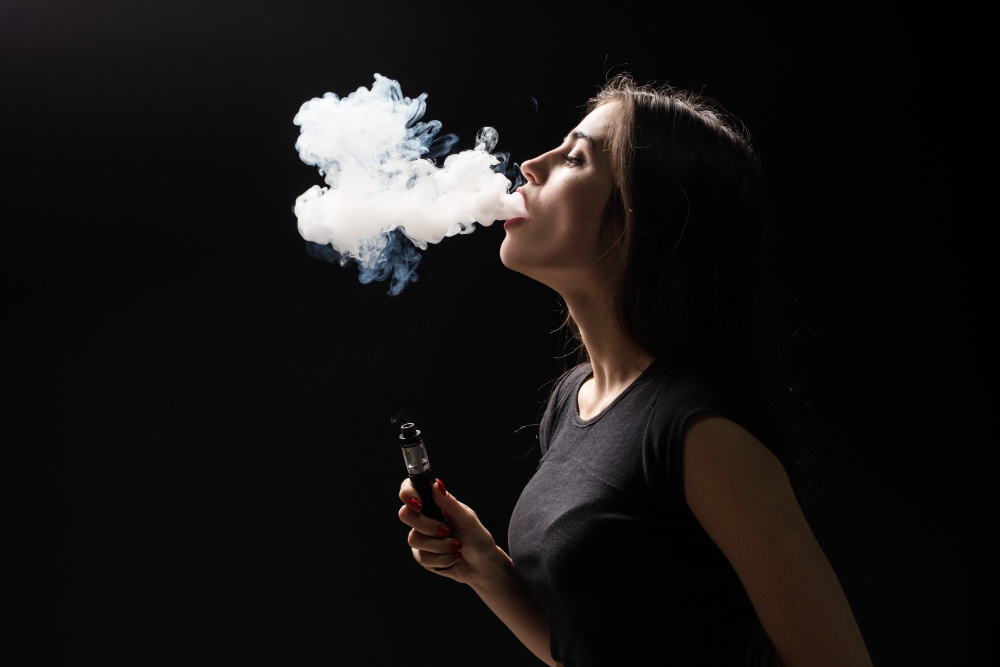 Mulher fumando cigarro eletrônico